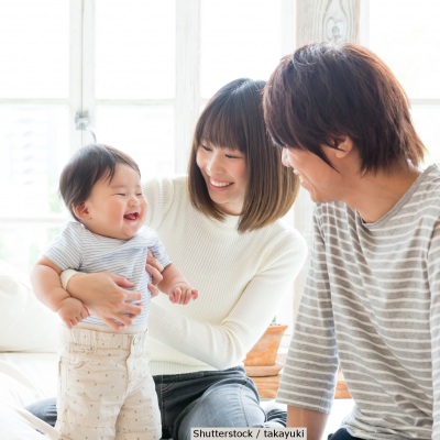 Young Asian family | Shutterstock, takayuki