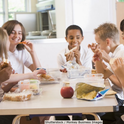Elementary school kids eating lunch | Shutterstock, Monkey Business Images