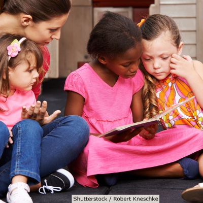Child care worker with young kids | Shutterstock, Robert Kneschke