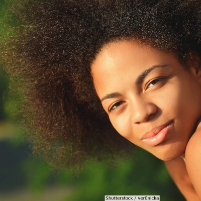 Smiling African American young woman | Shutterstock, ver0nicka